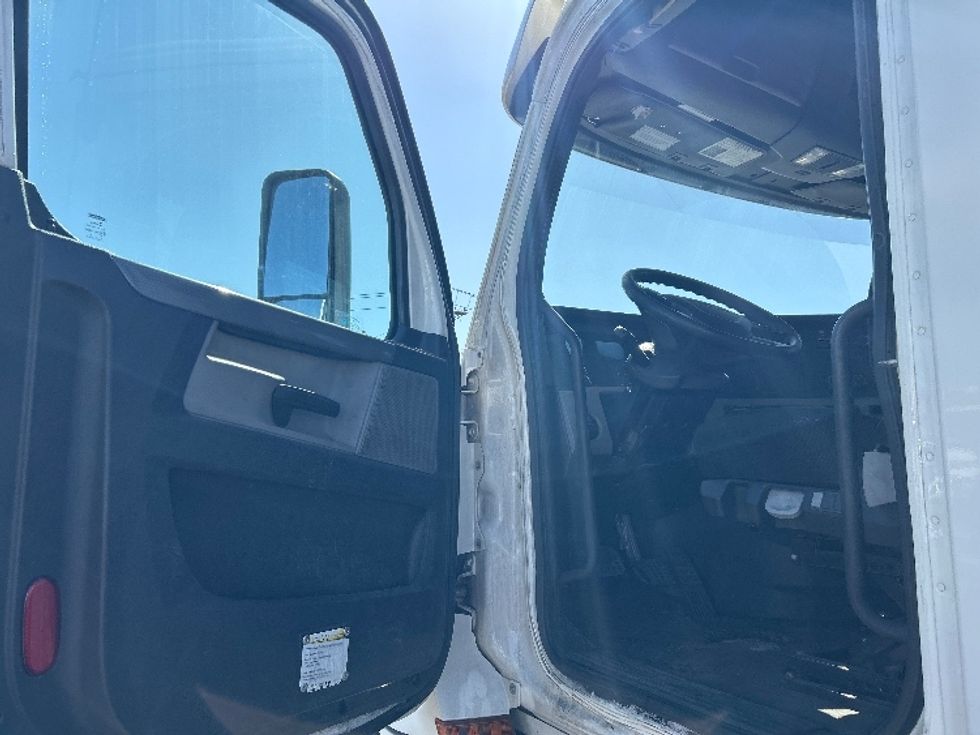 Day Cab Tractor-Heavy Duty Tractors-Freightliner-2020-T12664ST-Linden-NJ-286,528\n\t\tmiles-$ 51,750 - Image 9
