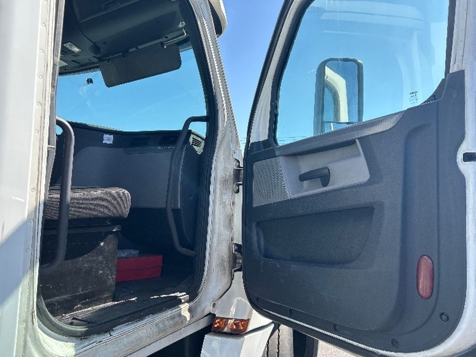Day Cab Tractor-Heavy Duty Tractors-Freightliner-2020-T12664ST-Linden-NJ-292,682\n\t\tmiles-$ 38,750 - Image 12