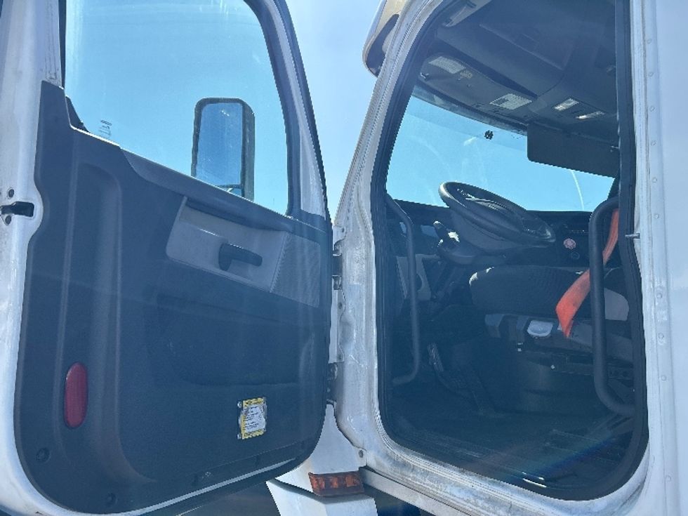 Day Cab Tractor-Heavy Duty Tractors-Freightliner-2020-T12664ST-Linden-NJ-292,682\n\t\tmiles-$ 38,750 - Image 9