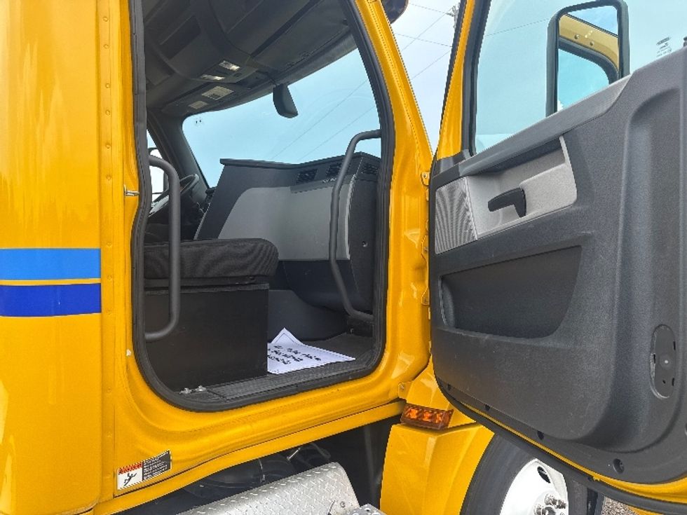 Day Cab Tractor-Heavy Duty Tractors-Freightliner-2020-T12664ST-Lithia Springs-GA-481,775\n\t\tmiles-$ 41,000 - Image 12