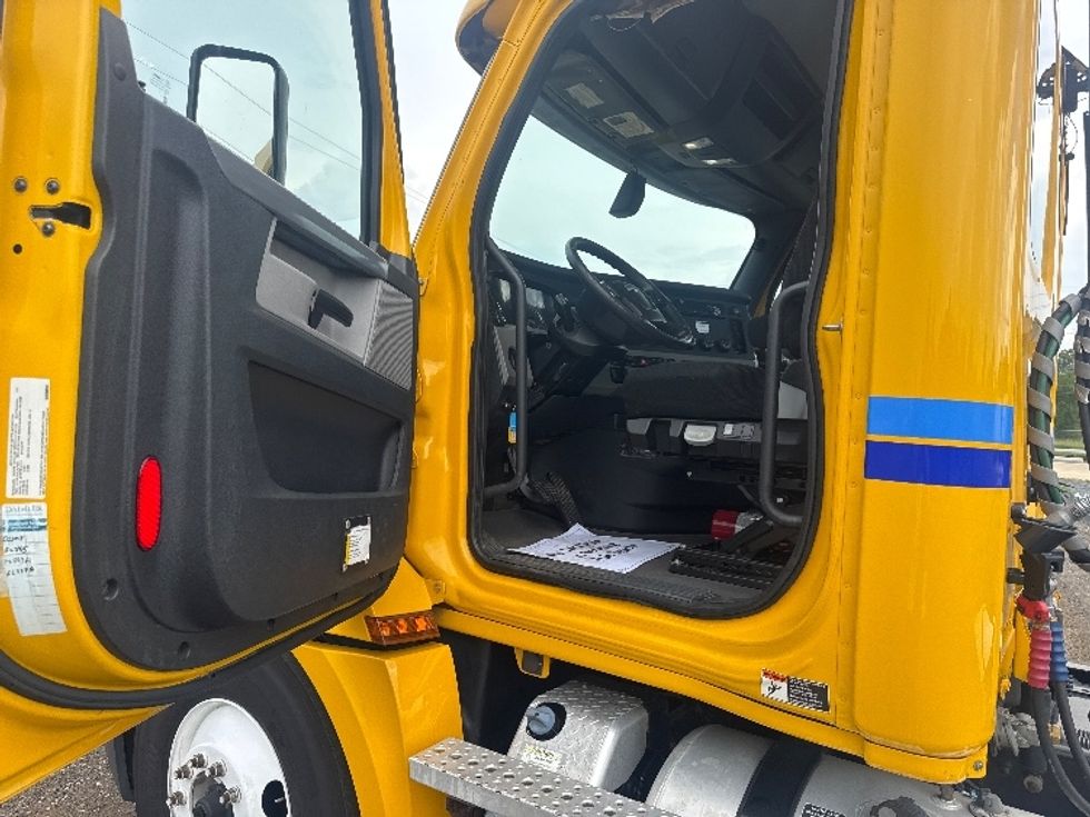 Day Cab Tractor-Heavy Duty Tractors-Freightliner-2020-T12664ST-Lithia Springs-GA-481,775\n\t\tmiles-$ 41,000 - Image 9