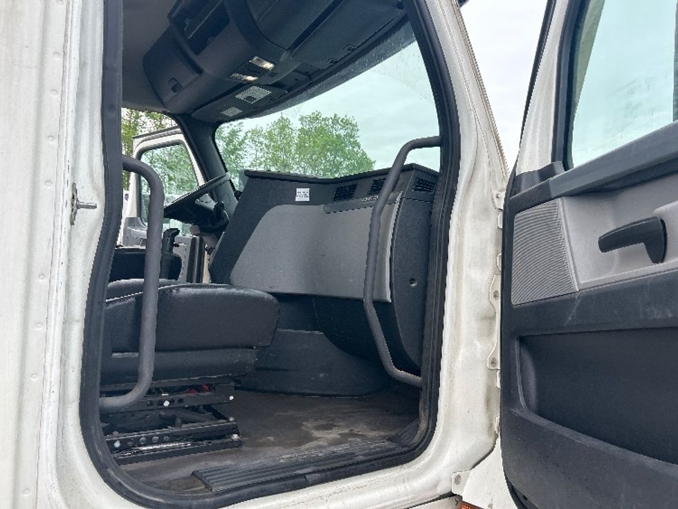 Day Cab Tractor-Heavy Duty Tractors-Freightliner-2020-T12664ST-Liverpool-NY-326,570\n\t\tmiles-$ 43,500 - Image 12