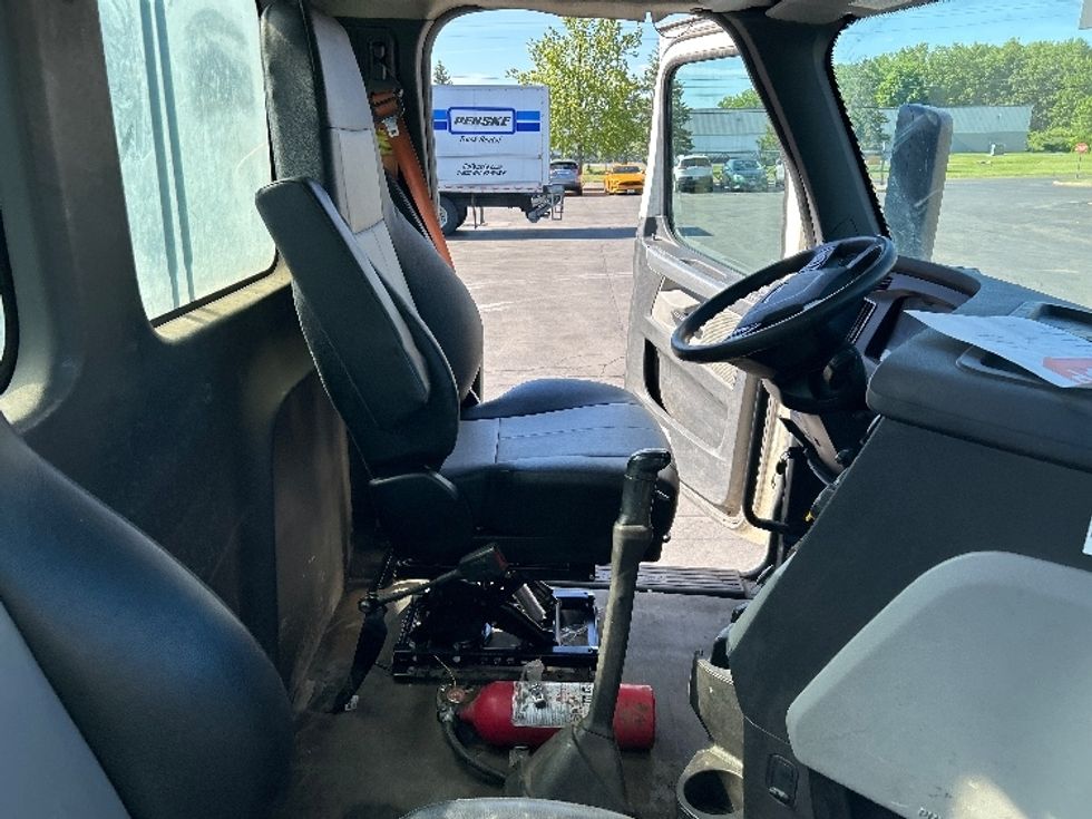 Day Cab Tractor-Heavy Duty Tractors-Freightliner-2020-T12664ST-Liverpool-NY-326,570\n\t\tmiles-$ 43,500 - Image 14