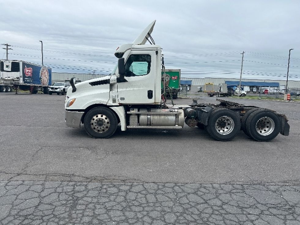 Day Cab Tractor-Heavy Duty Tractors-Freightliner-2020-T12664ST-Liverpool-NY-326,570\n\t\tmiles-$ 43,500 - Image 4