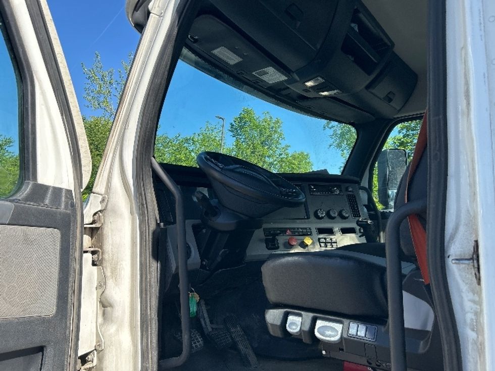 Day Cab Tractor-Heavy Duty Tractors-Freightliner-2020-T12664ST-Liverpool-NY-326,570\n\t\tmiles-$ 43,500 - Image 9