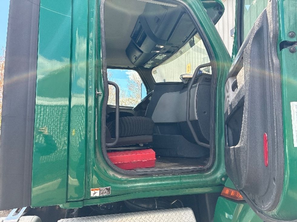Day Cab Tractor-Heavy Duty Tractors-Freightliner-2020-T12664ST-Londonderry-NH-398,404\n\t\tmiles-$ 40,000 - Image 11