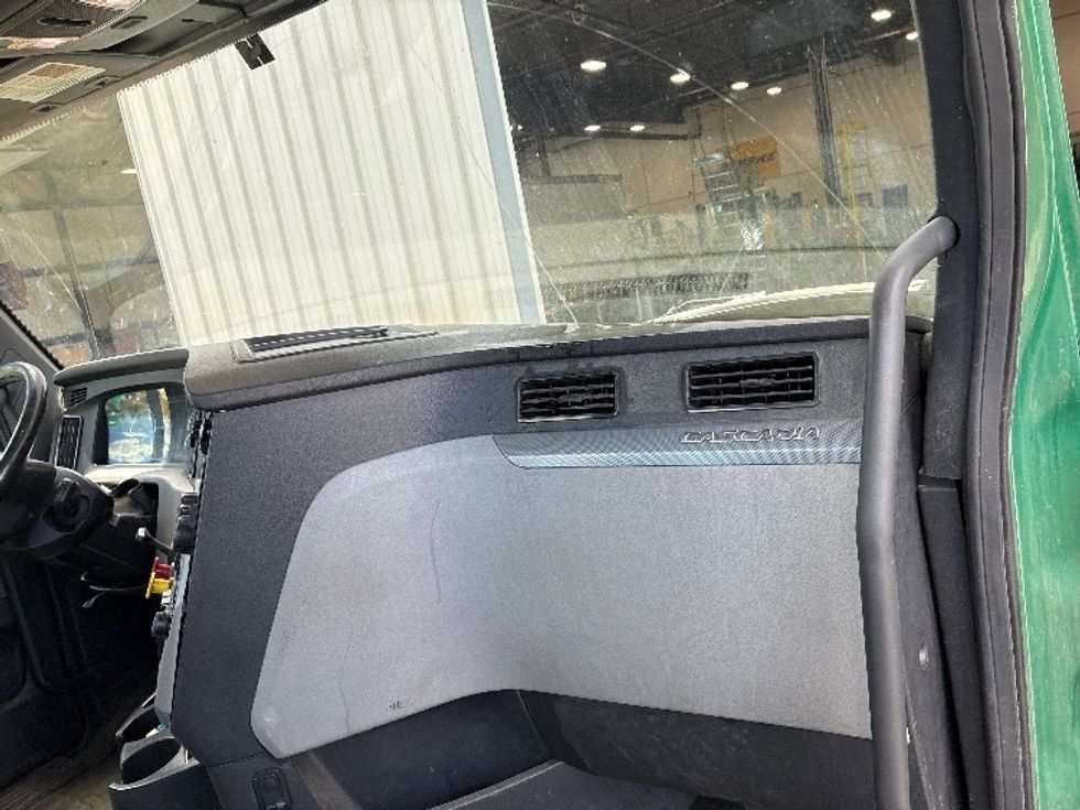 Day Cab Tractor-Heavy Duty Tractors-Freightliner-2020-T12664ST-Londonderry-NH-398,404\n\t\tmiles-$ 40,000 - Image 12