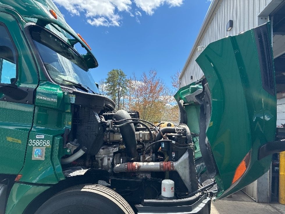 Day Cab Tractor-Heavy Duty Tractors-Freightliner-2020-T12664ST-Londonderry-NH-398,404\n\t\tmiles-$ 40,000 - Image 14