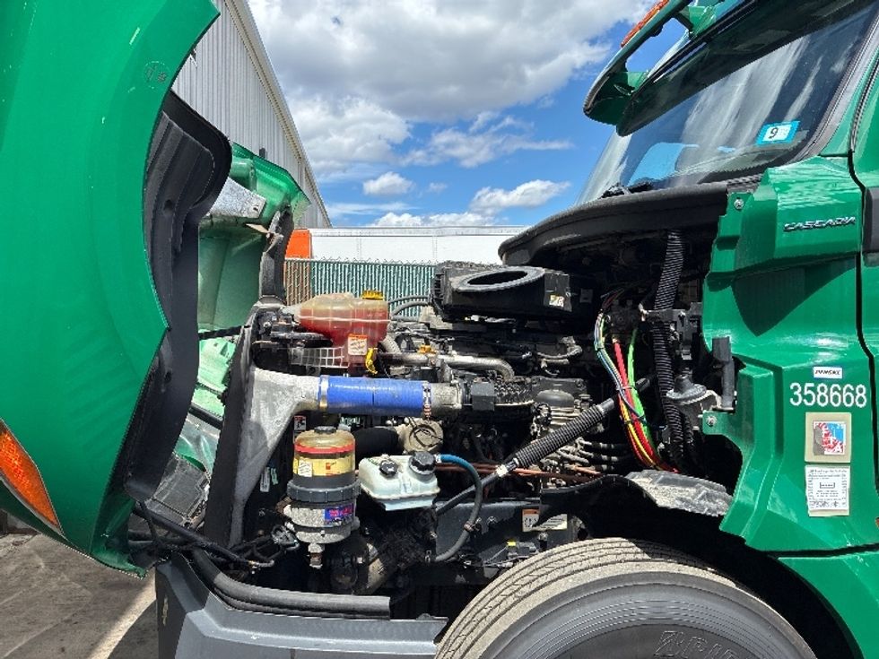 Day Cab Tractor-Heavy Duty Tractors-Freightliner-2020-T12664ST-Londonderry-NH-398,404\n\t\tmiles-$ 40,000 - Image 15