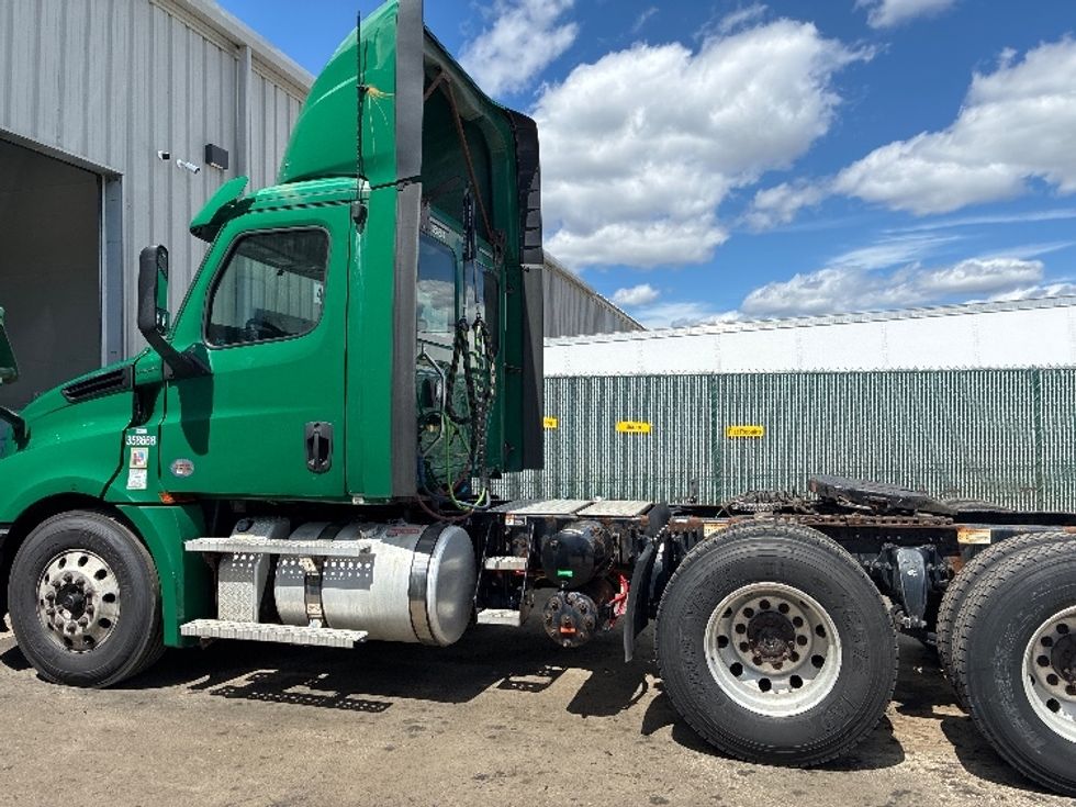Day Cab Tractor-Heavy Duty Tractors-Freightliner-2020-T12664ST-Londonderry-NH-398,404\n\t\tmiles-$ 40,000 - Image 4