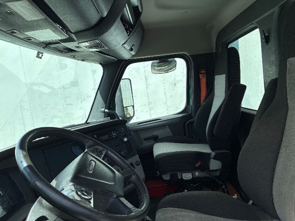 Day Cab Tractor-Heavy Duty Tractors-Freightliner-2020-T12664ST-Londonderry-NH-423,352\n\t\tmiles-$ 38,750 - Image 10