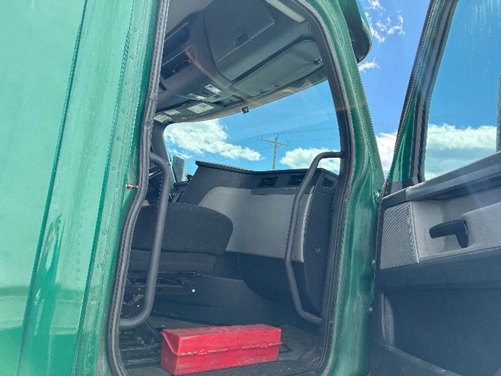 Day Cab Tractor-Heavy Duty Tractors-Freightliner-2020-T12664ST-Londonderry-NH-423,352\n\t\tmiles-$ 38,750 - Image 12