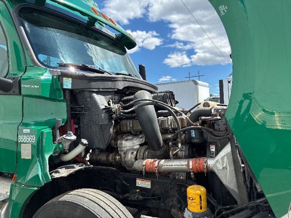 Day Cab Tractor-Heavy Duty Tractors-Freightliner-2020-T12664ST-Londonderry-NH-423,352\n\t\tmiles-$ 38,750 - Image 15