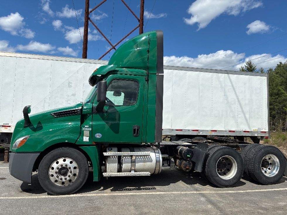 Day Cab Tractor-Heavy Duty Tractors-Freightliner-2020-T12664ST-Londonderry-NH-423,352\n\t\tmiles-$ 38,750 - Image 4