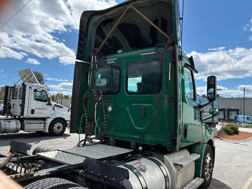 Day Cab Tractor-Heavy Duty Tractors-Freightliner-2020-T12664ST-Londonderry-NH-423,352\n\t\tmiles-$ 38,750 - Image 8