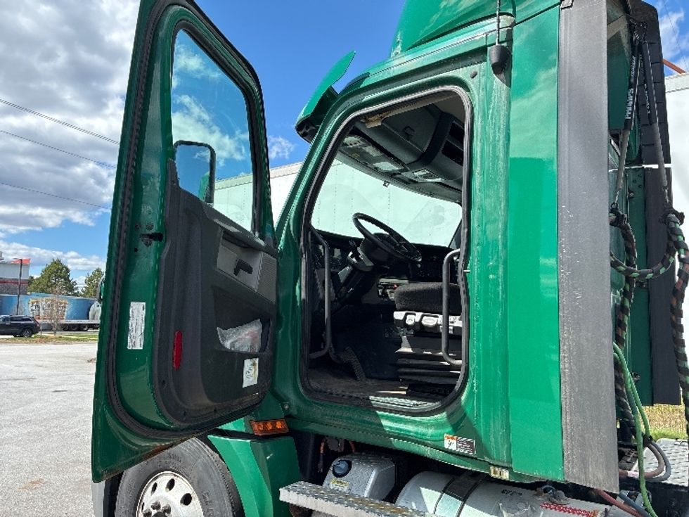 Day Cab Tractor-Heavy Duty Tractors-Freightliner-2020-T12664ST-Londonderry-NH-423,352\n\t\tmiles-$ 38,750 - Image 9