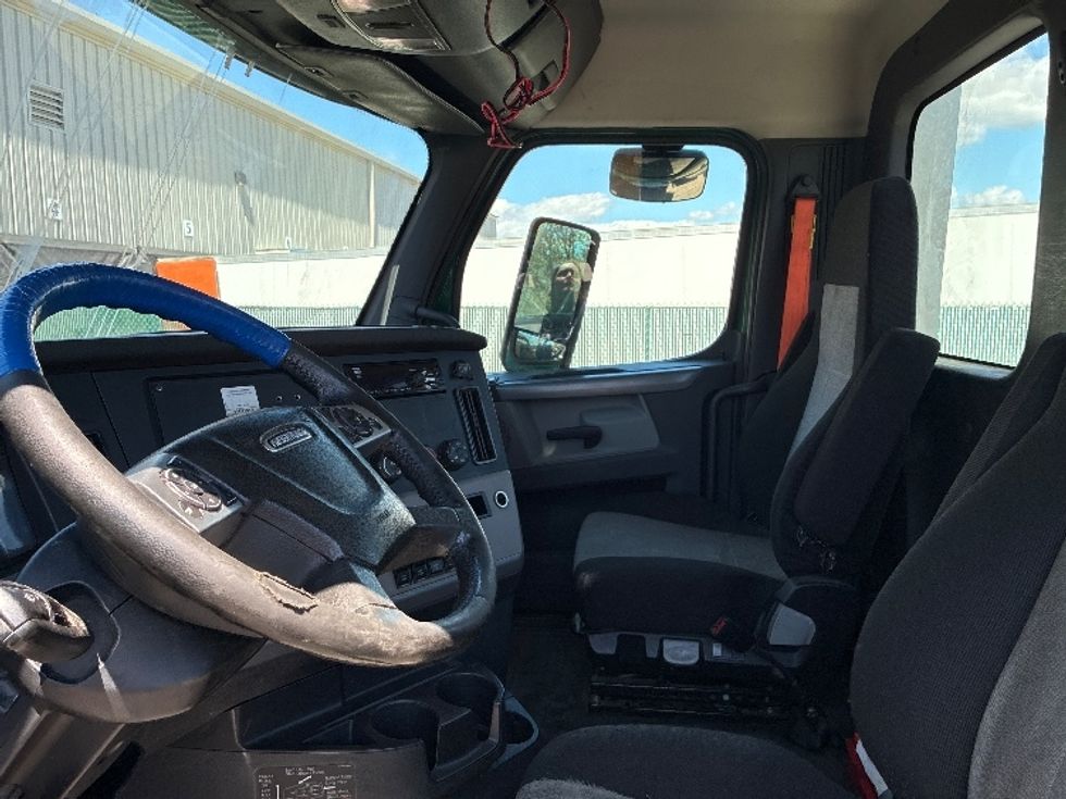 Day Cab Tractor-Heavy Duty Tractors-Freightliner-2020-T12664ST-Londonderry-NH-497,255\n\t\tmiles-$ 43,500 - Image 10