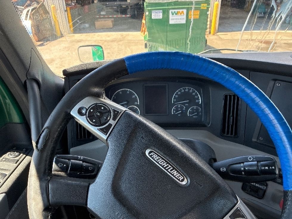 Day Cab Tractor-Heavy Duty Tractors-Freightliner-2020-T12664ST-Londonderry-NH-497,255\n\t\tmiles-$ 43,500 - Image 11