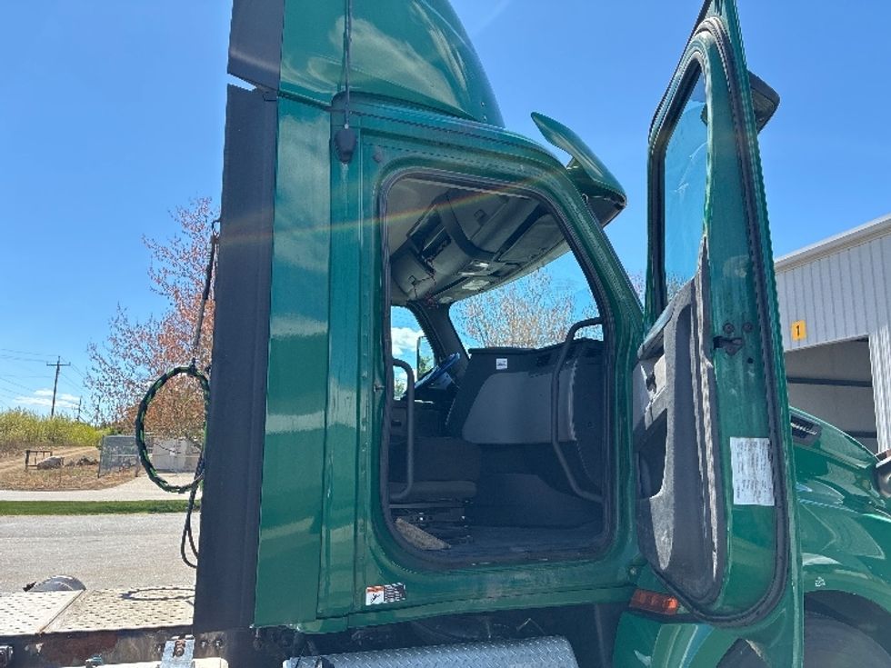 Day Cab Tractor-Heavy Duty Tractors-Freightliner-2020-T12664ST-Londonderry-NH-497,255\n\t\tmiles-$ 43,500 - Image 12