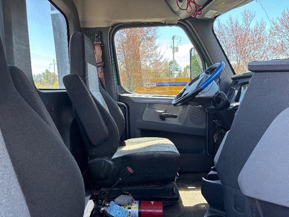 Day Cab Tractor-Heavy Duty Tractors-Freightliner-2020-T12664ST-Londonderry-NH-497,255\n\t\tmiles-$ 43,500 - Image 14