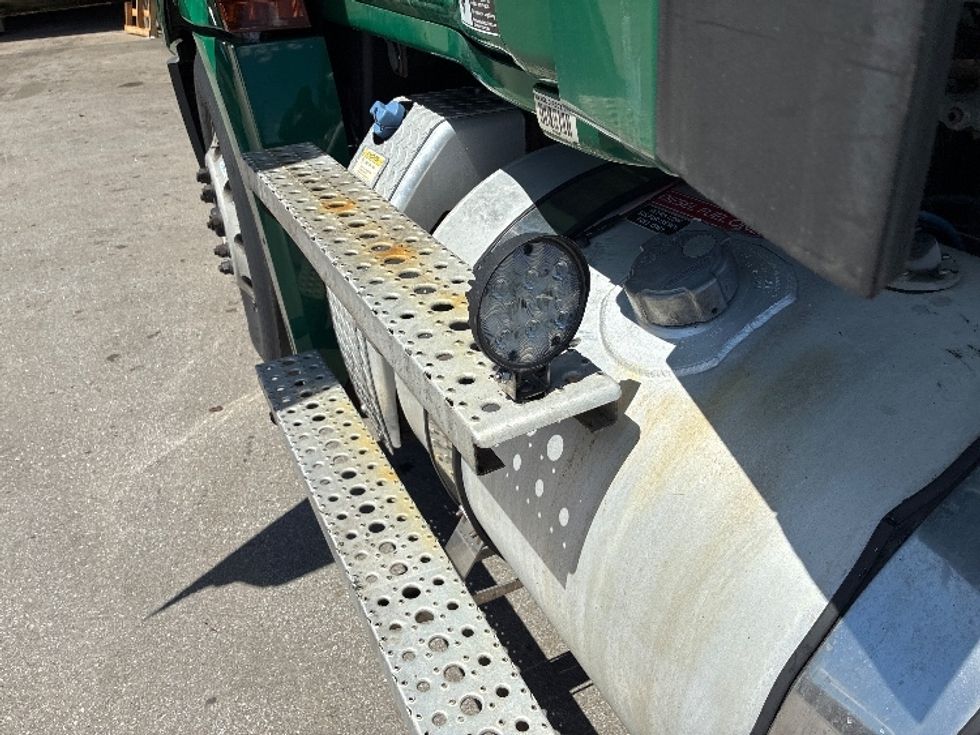 Day Cab Tractor-Heavy Duty Tractors-Freightliner-2020-T12664ST-Londonderry-NH-497,255\n\t\tmiles-$ 43,500 - Image 17