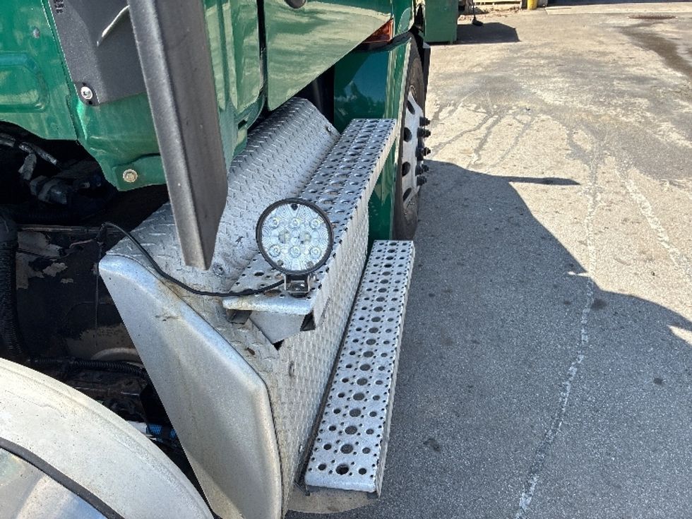 Day Cab Tractor-Heavy Duty Tractors-Freightliner-2020-T12664ST-Londonderry-NH-497,255\n\t\tmiles-$ 43,500 - Image 18