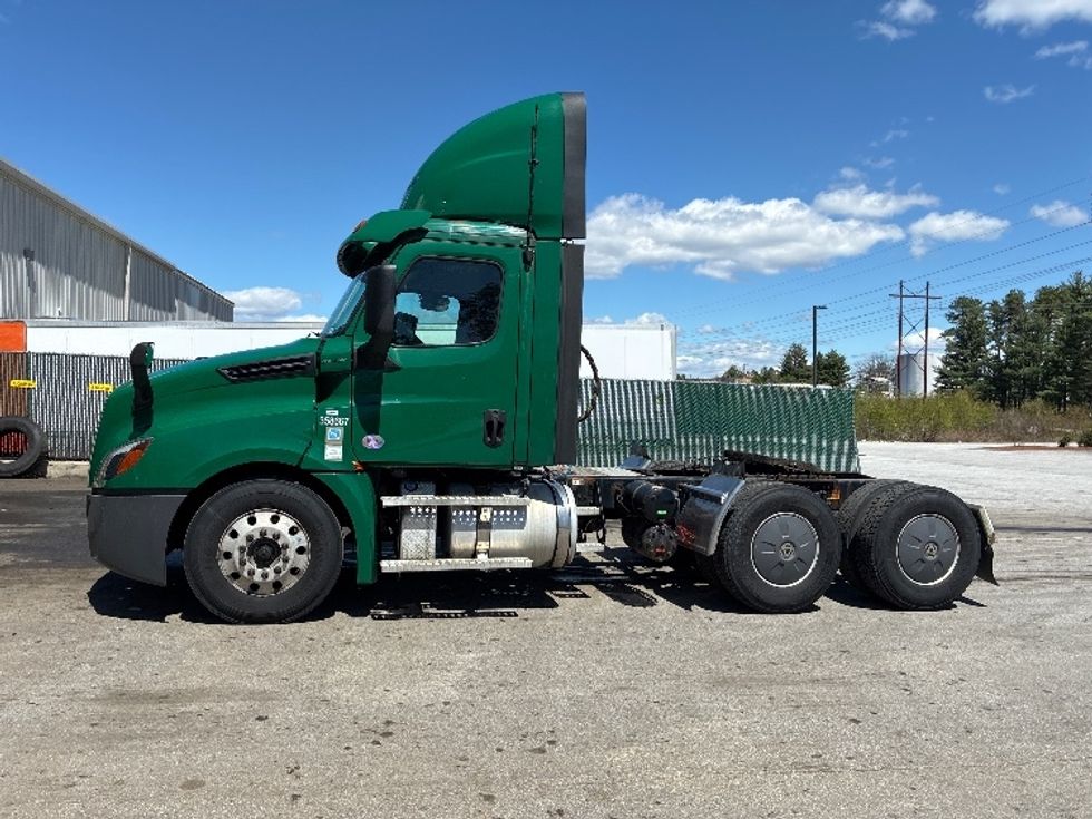 Day Cab Tractor-Heavy Duty Tractors-Freightliner-2020-T12664ST-Londonderry-NH-497,255\n\t\tmiles-$ 43,500 - Image 4