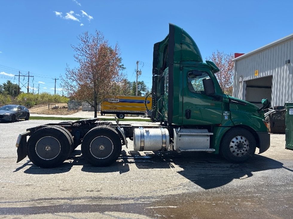 Day Cab Tractor-Heavy Duty Tractors-Freightliner-2020-T12664ST-Londonderry-NH-497,255\n\t\tmiles-$ 43,500 - Image 8
