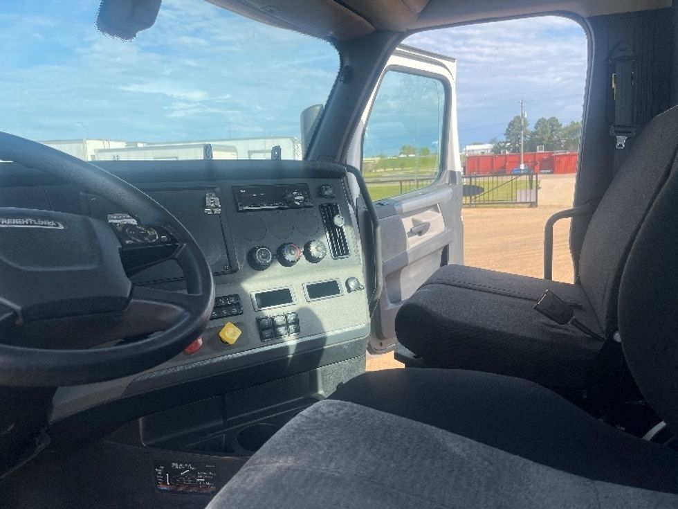 Day Cab Tractor-Heavy Duty Tractors-Freightliner-2020-T12664ST-Longview-TX-371,503\n\t\tmiles-$ 59,250 - Image 10