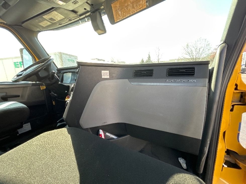 Day Cab Tractor-Heavy Duty Tractors-Freightliner-2020-T12664ST-Louisville-KY-321,316\n\t\tmiles-$ 52,500 - Image 13