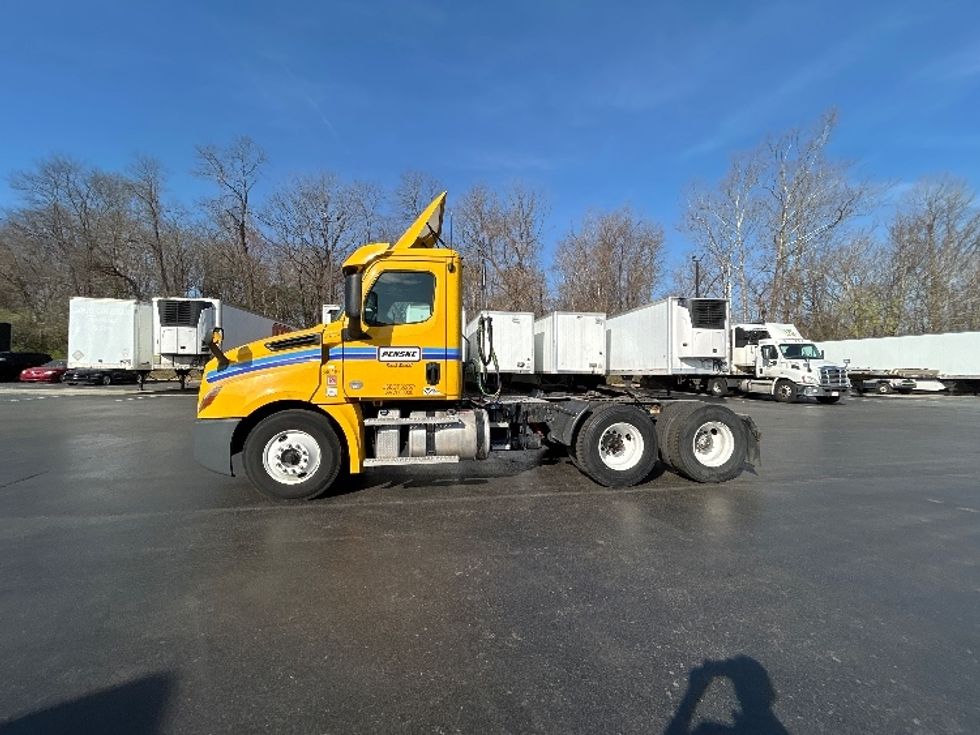 Day Cab Tractor-Heavy Duty Tractors-Freightliner-2020-T12664ST-Louisville-KY-321,316\n\t\tmiles-$ 52,500 - Image 4