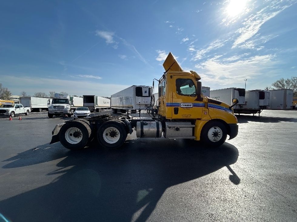 Day Cab Tractor-Heavy Duty Tractors-Freightliner-2020-T12664ST-Louisville-KY-321,316\n\t\tmiles-$ 52,500 - Image 8