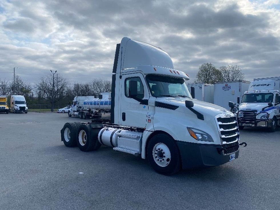 Day Cab Tractor-Heavy Duty Tractors-Freightliner-2020-T12664ST-Louisville-KY-325,928\n\t\tmiles-$ 56,000 - Image 1