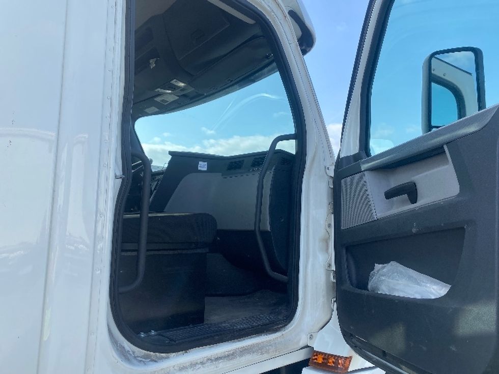 Day Cab Tractor-Heavy Duty Tractors-Freightliner-2020-T12664ST-Louisville-KY-325,928\n\t\tmiles-$ 56,000 - Image 12