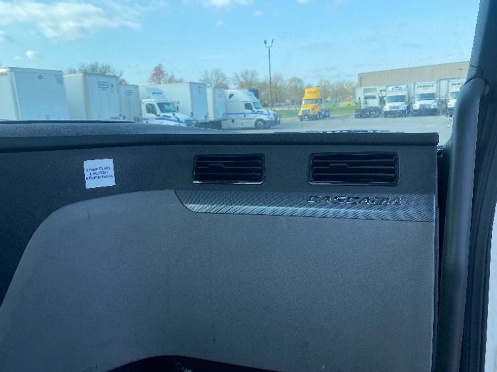 Day Cab Tractor-Heavy Duty Tractors-Freightliner-2020-T12664ST-Louisville-KY-325,928\n\t\tmiles-$ 56,000 - Image 13