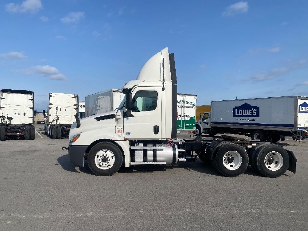 Day Cab Tractor-Heavy Duty Tractors-Freightliner-2020-T12664ST-Louisville-KY-325,928\n\t\tmiles-$ 56,000 - Image 4