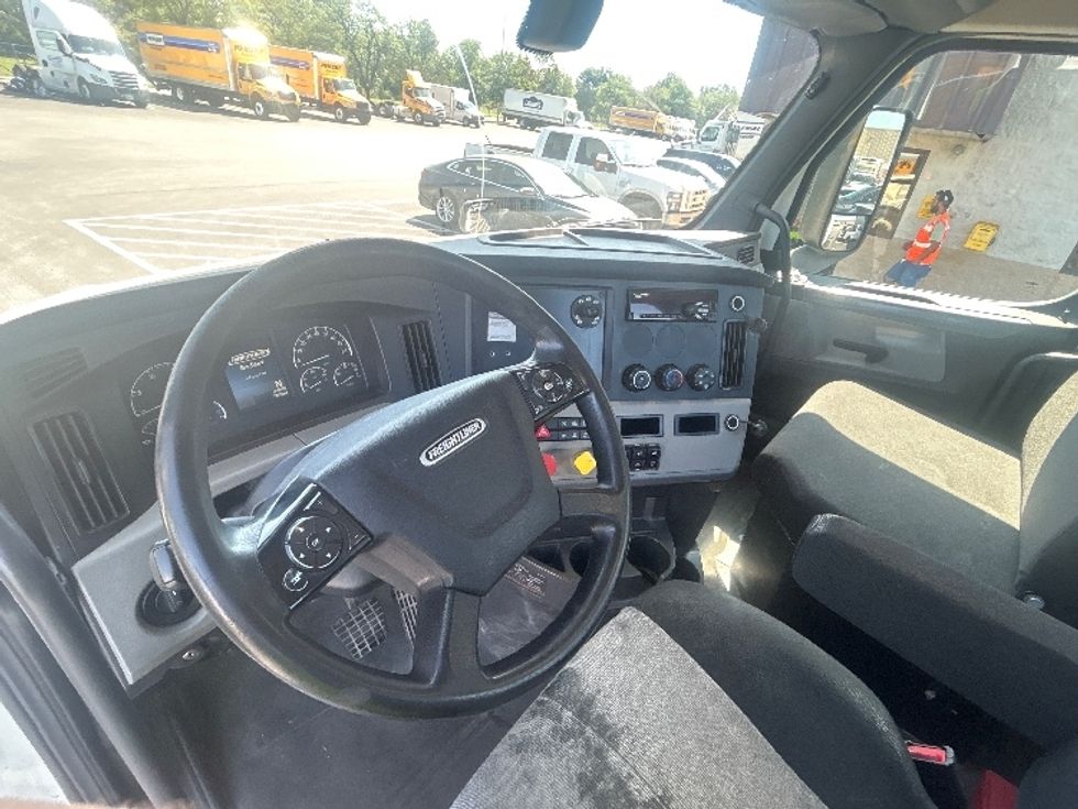 Day Cab Tractor-Heavy Duty Tractors-Freightliner-2020-T12664ST-Louisville-KY-341,637\n\t\tmiles-$ 52,000 - Image 10