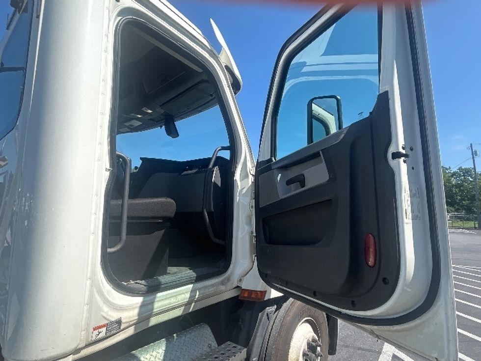 Day Cab Tractor-Heavy Duty Tractors-Freightliner-2020-T12664ST-Louisville-KY-341,637\n\t\tmiles-$ 52,000 - Image 12