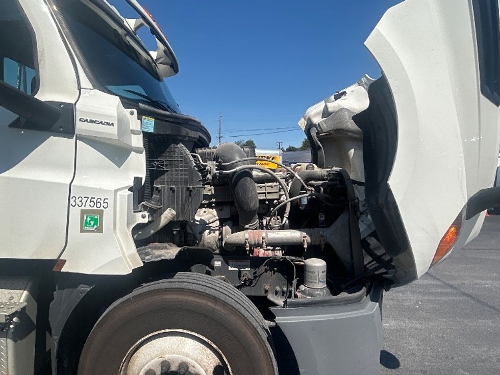 Day Cab Tractor-Heavy Duty Tractors-Freightliner-2020-T12664ST-Louisville-KY-341,637\n\t\tmiles-$ 52,000 - Image 15