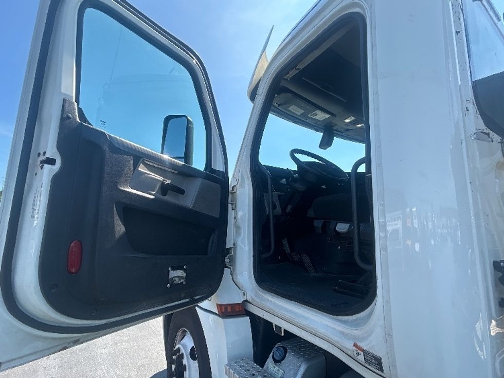 Day Cab Tractor-Heavy Duty Tractors-Freightliner-2020-T12664ST-Louisville-KY-341,637\n\t\tmiles-$ 52,000 - Image 9