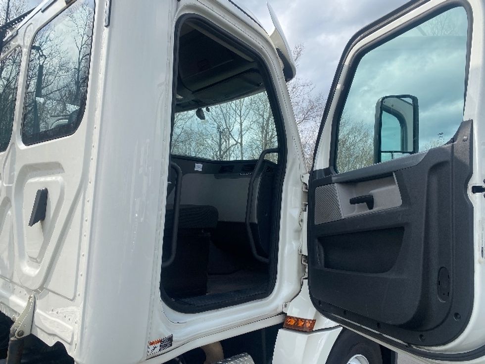Day Cab Tractor-Heavy Duty Tractors-Freightliner-2020-T12664ST-Louisville-KY-361,168\n\t\tmiles-$ 55,500 - Image 12
