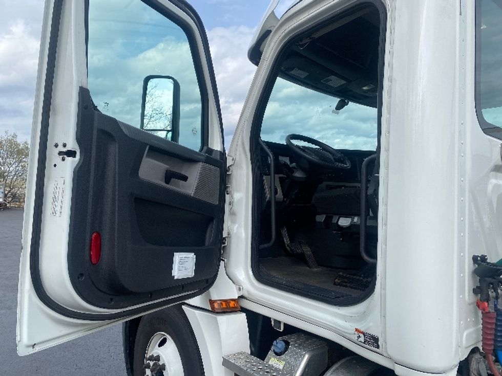 Day Cab Tractor-Heavy Duty Tractors-Freightliner-2020-T12664ST-Louisville-KY-361,168\n\t\tmiles-$ 55,500 - Image 9