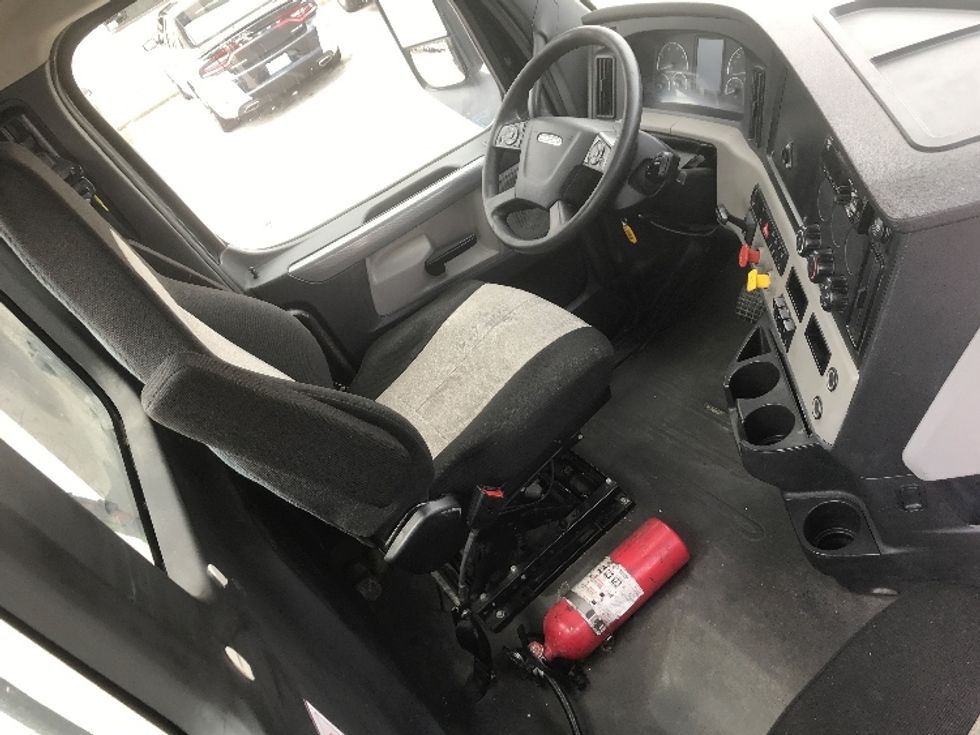 Day Cab Tractor-Heavy Duty Tractors-Freightliner-2020-T12664ST-Louisville-KY-387,651\n\t\tmiles-$ 53,500 - Image 14