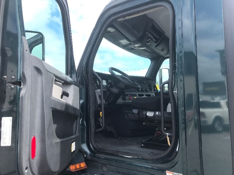 Day Cab Tractor-Heavy Duty Tractors-Freightliner-2020-T12664ST-Louisville-KY-387,651\n\t\tmiles-$ 53,500 - Image 9