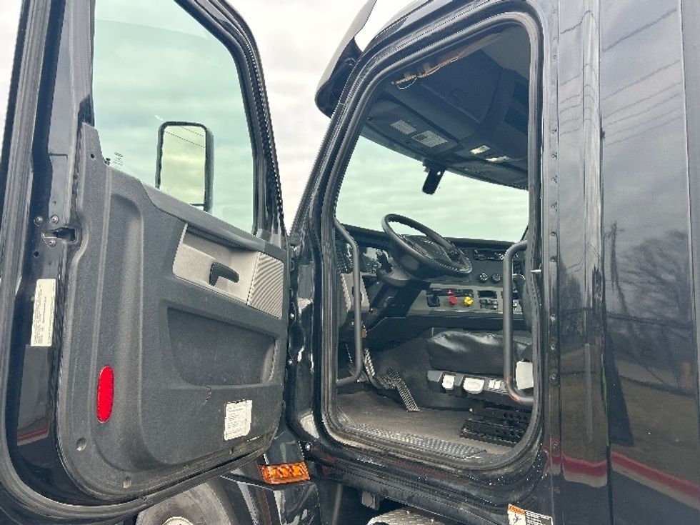 Day Cab Tractor-Heavy Duty Tractors-Freightliner-2020-T12664ST-Lowell-AR-337,456\n\t\tmiles-$ 50,750 - Image 9