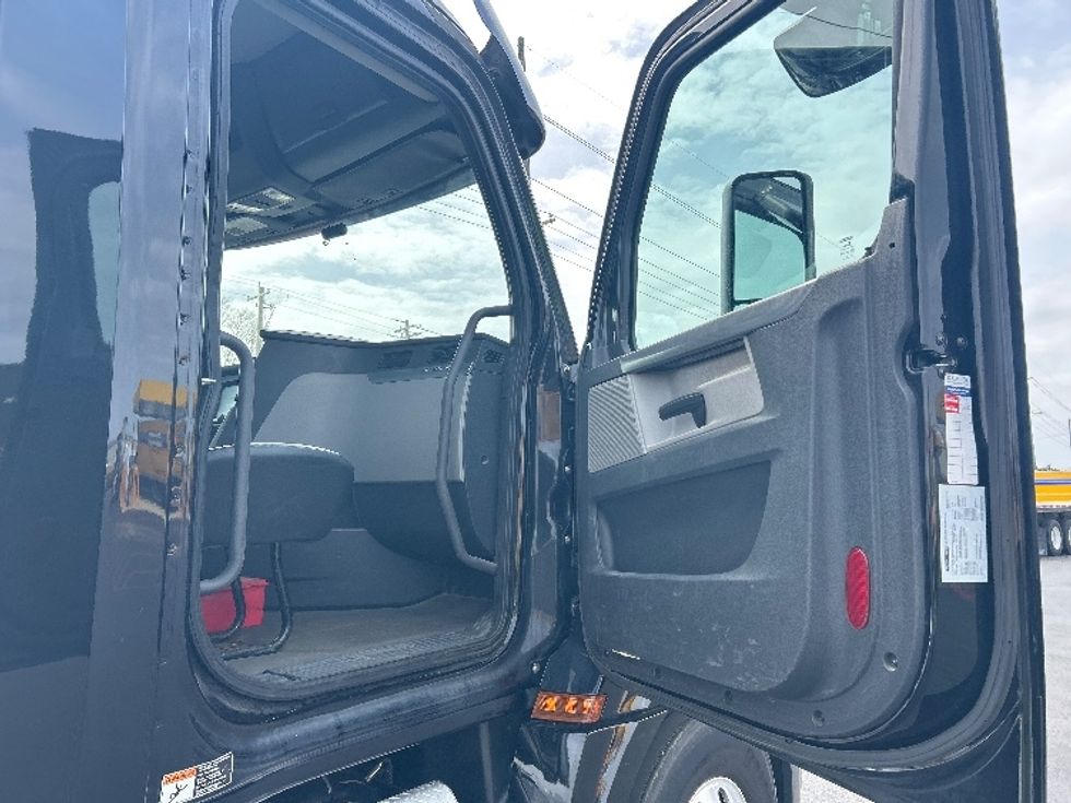 Day Cab Tractor-Heavy Duty Tractors-Freightliner-2020-T12664ST-Lowell-AR-352,384\n\t\tmiles-$ 50,000 - Image 12