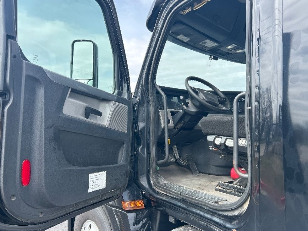 Day Cab Tractor-Heavy Duty Tractors-Freightliner-2020-T12664ST-Lowell-AR-352,384\n\t\tmiles-$ 50,000 - Image 9