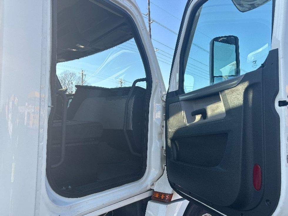 Day Cab Tractor-Heavy Duty Tractors-Freightliner-2020-T12664ST-Lowell-AR-482,637\n\t\tmiles-$ 41,250 - Image 12