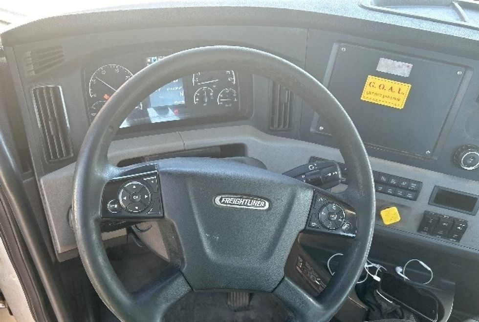 Day Cab Tractor-Heavy Duty Tractors-Freightliner-2020-T12664ST-Macon-GA-454,179\n\t\tmiles-$ 43,500 - Image 11