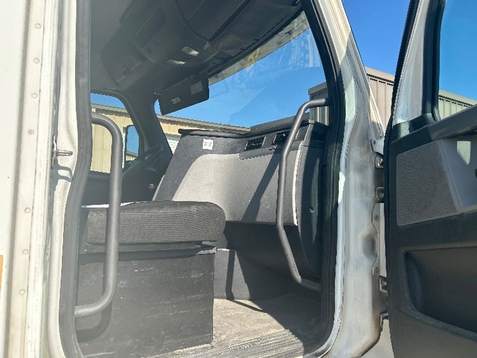 Day Cab Tractor-Heavy Duty Tractors-Freightliner-2020-T12664ST-Macon-GA-454,179\n\t\tmiles-$ 43,500 - Image 12